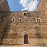 Questo aspetto, cos� come le piccole aperture e le feritoie che punteggiano la facciata, ne accentuano l�aspetto severo e difensivo
